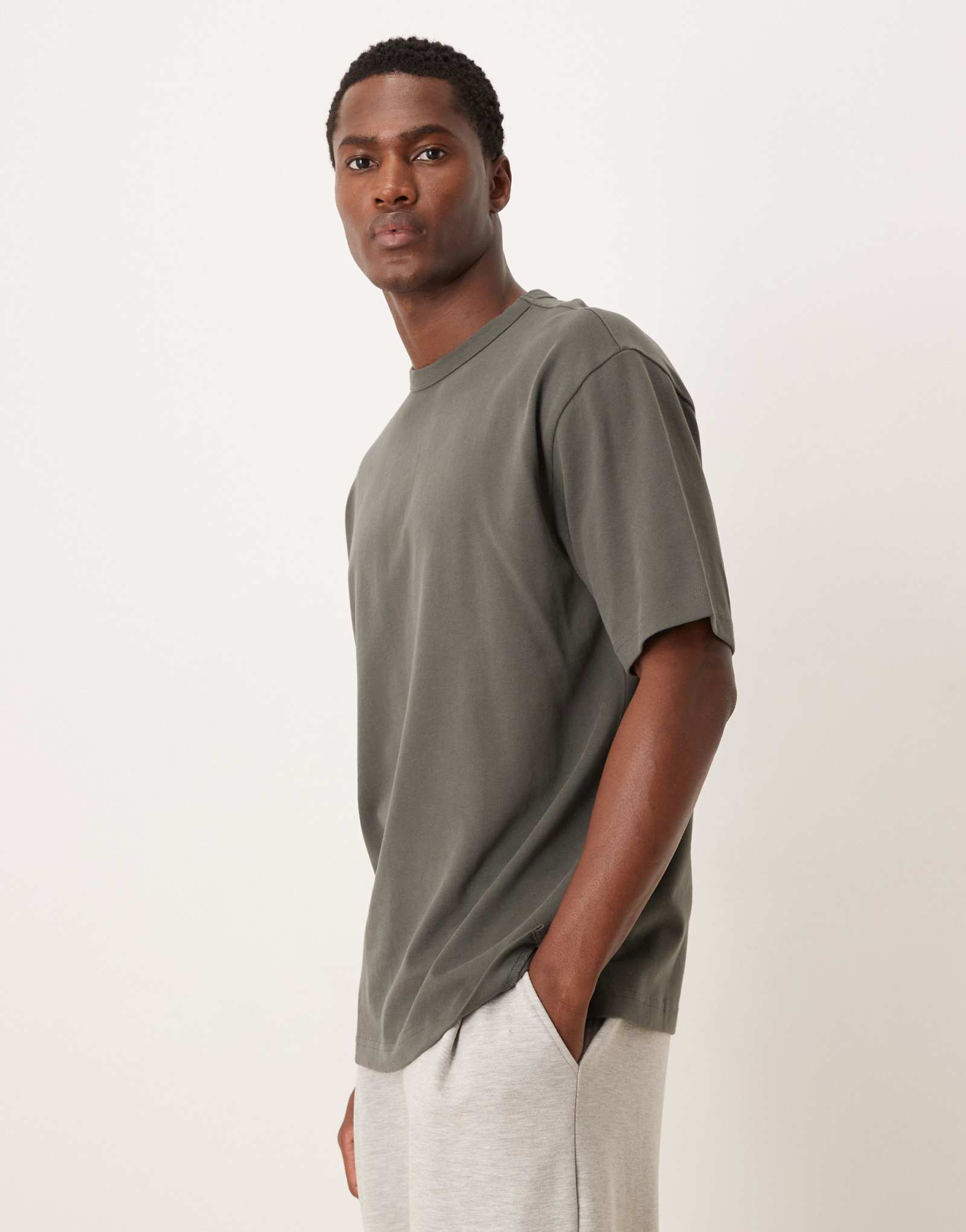 Футболка ASOS DESIGN heavyweight в расслабленном стиле цвета древесного угля soft touch