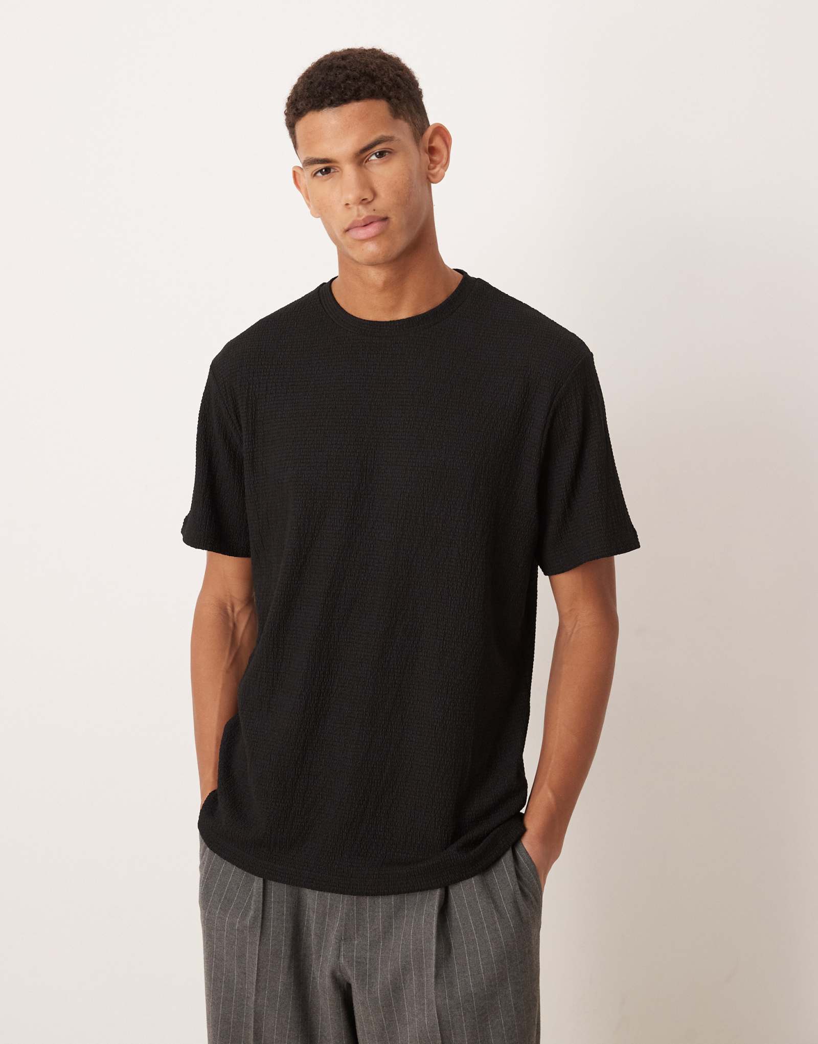 ДИЗАЙНЕРСКАЯ футболка ASOS в супертяжелом весе черного цвета с воланами в рубчик