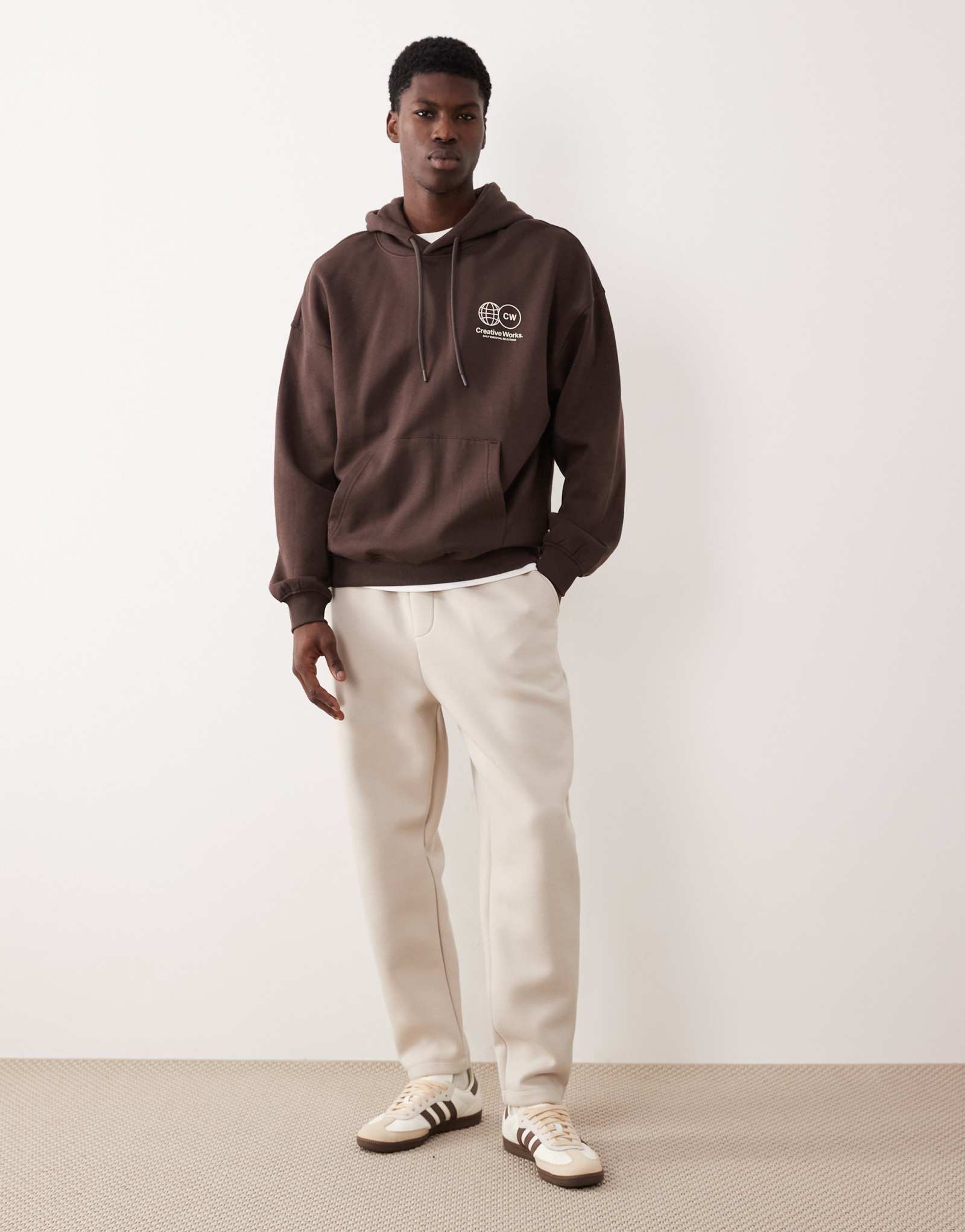 Зауженные спортивные брюки ASOS DESIGN heavyweight из ткани в стиле скуба бежевого цвета