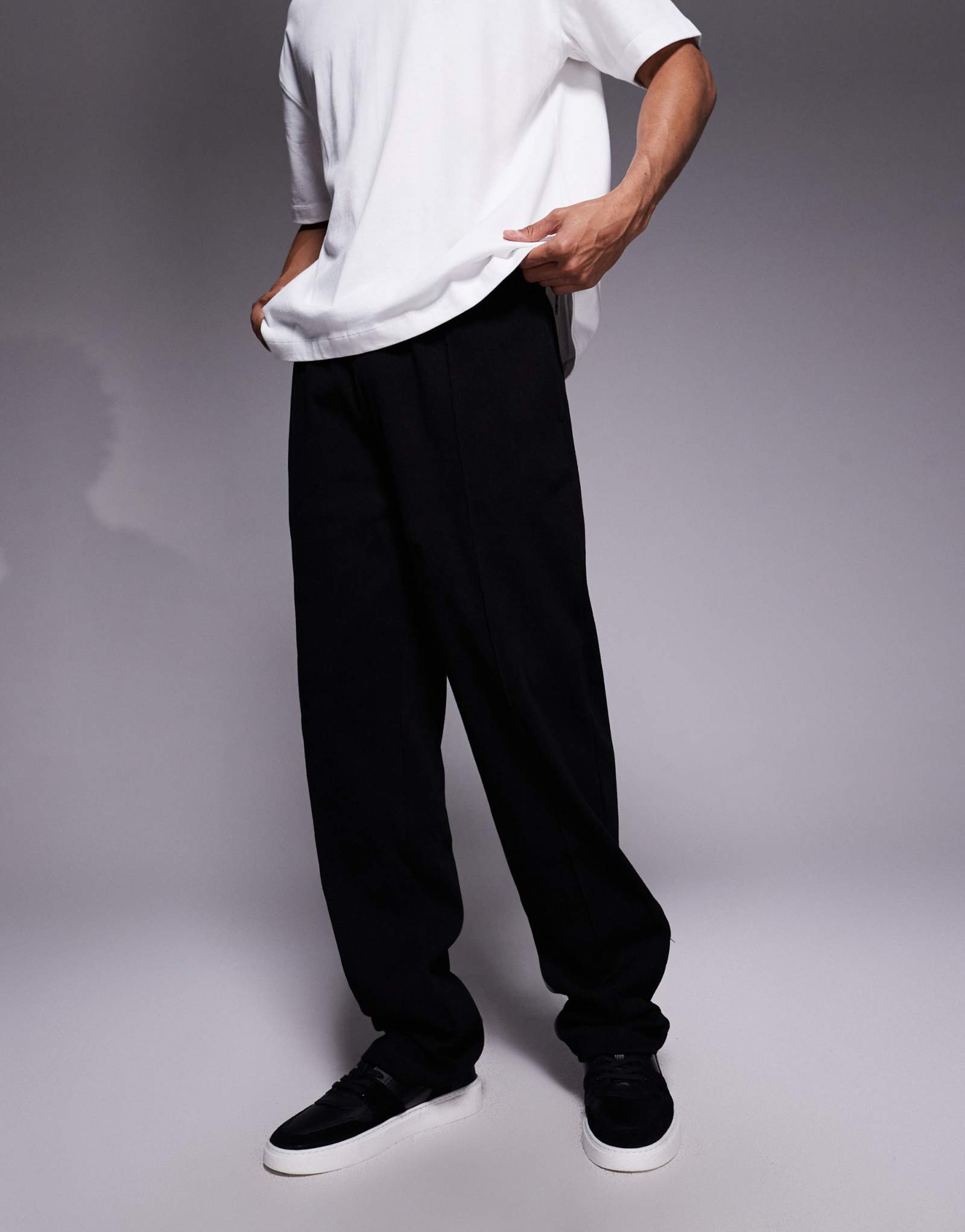 Дизайнерские спортивные брюки ASOS зауженного силуэта с фиксированным низом и защипами черного цвета