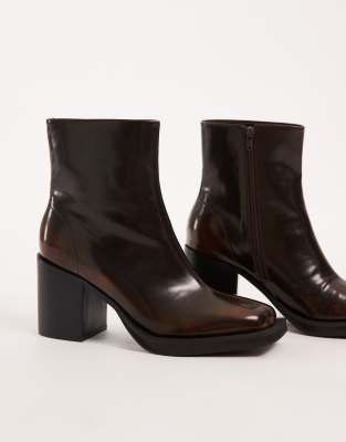  heeled chelsea boots with angled toe 