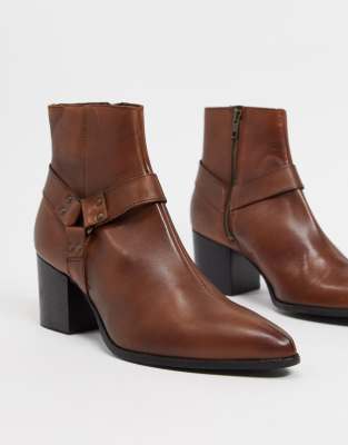 pointed heeled chelsea boots