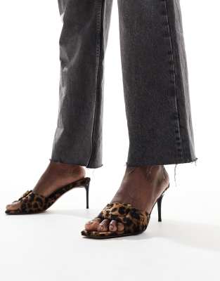 ASOS DESIGN - Hellish - Mules mit Leopardenmuster, mittelhohem Absatz und Schnallendetail-Bunt