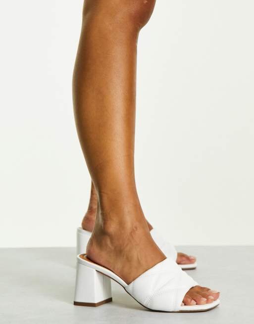 ASOS DESIGN – Helsa – Vita, vadderade klackskor med öppen häl och blockklack