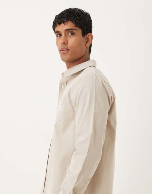 ASOS DESIGN – Hemd aus Baumwollpopeline in Buttermilchgelb mit Stickerei auf der Brust, 4 von 5