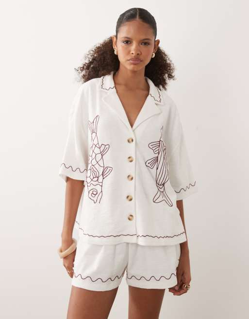 ASOS DESIGN – Set mit Hemd und Shorts aus strukturiertem Jersey in Creme mit Stickerei in Burgunderrot, 3 von 3