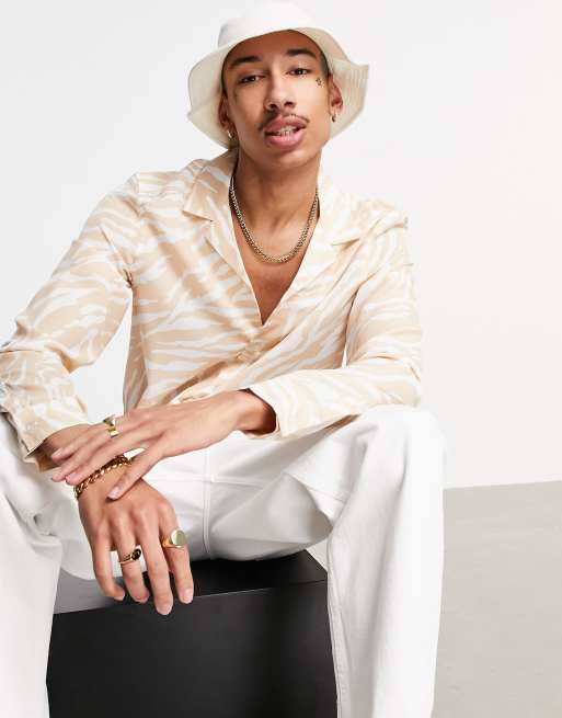 ASOS DESIGN – Hemd in normaler Passform mit Tiermuster in Hellbraun