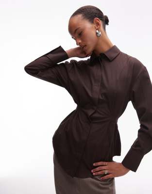 ASOS DESIGN - Hemd in Schokobraun mit Schulterpolstern und im Rücken verstellbarer Taillierung-Brown