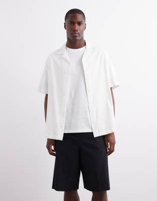 ASOS DESIGN – Hemd in Weiß mit Struktur und Reverskragen - view 1