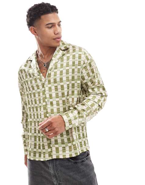 ASOS DESIGN – Hemd mit geometrischem Muster in Grün, tiefem Reverskragen und lockerem, kastigem Schnitt - view 1