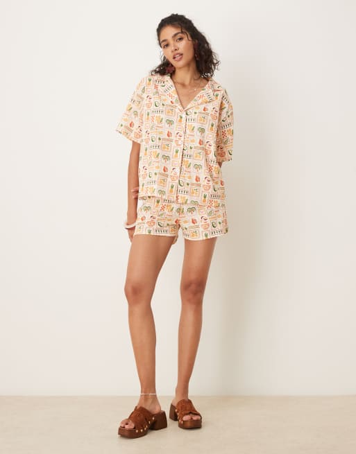 ASOS DESIGN – Hemd mit Palmen-Weihnachtsprint und Reverskragen, Kombiteil, 2 von 4