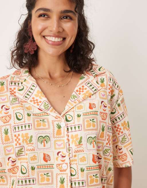 ASOS DESIGN – Hemd mit Palmen-Weihnachtsprint und Reverskragen, Kombiteil, 3 von 4