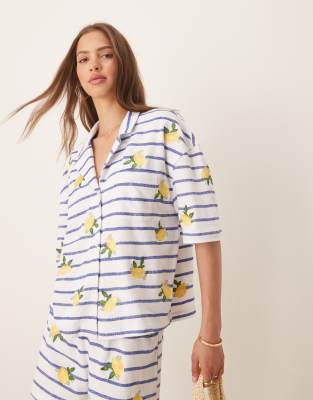 ASOS DESIGN - Hemd mit Reverskragen, Streifen und Zitronen-Stickereien-Weiß
