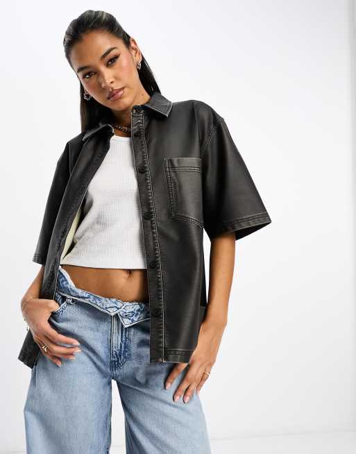 ASOS DESIGN – Hemdbluse aus Kunstleder in verwaschenem Schwarz