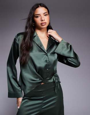 ASOS DESIGN - Hemdbluse aus Satin in Khaki mit drapiertem Wickeldesign, Kombiteil-Grün