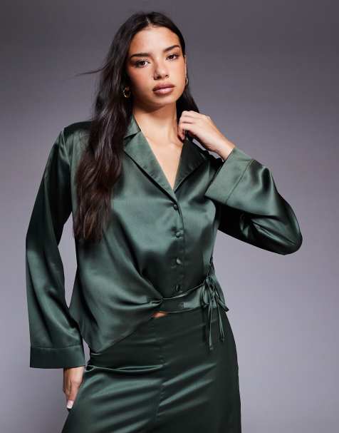 ASOS DESIGN – Hemdbluse aus Satin in Khaki mit drapiertem Wickeldesign, Kombiteil - view 1