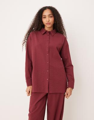 ASOS DESIGN - Hemdbluse aus Seersucker in Burgunderrot mit Streifenmuster und Wickeldesign am Rücken, Kombiteil