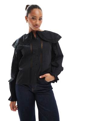 ASOS DESIGN - Hemdbluse in Schwarz mit großem Kragen und Einsatz aus Spitze und Lochstickerei