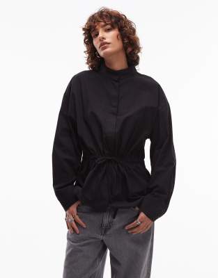 ASOS DESIGN - Hemdbluse in Schwarz mit Stehkragen und Kordelzug in der Taille