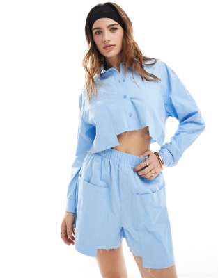 ASOS DESIGN - Hemdbluse mit unbehandeltem Saum und Taschendetails-Blau