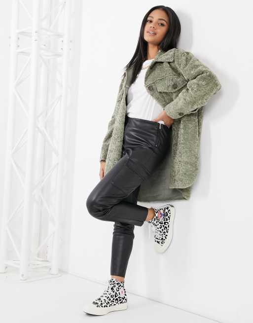 ASOS DESIGN – Hemdjacke mit Kunstfell in Salbei