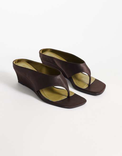 ASOS DESIGN Hendrix toe thong wedges in chocolate, 2 of 4