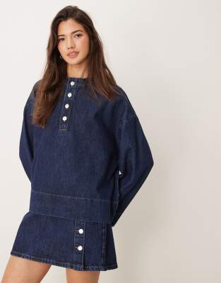 ASOS DESIGN - Henley-Jeansoberteil in Indigoblau mit Knopfleiste