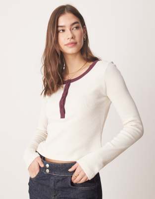 ASOS DESIGN - Henley-Oberteil in Cremeweiß mit Waffelstruktur und U-Ausschnitt