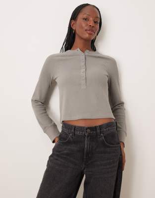 ASOS DESIGN - Henley-Shirt in Grau mit dicker Waffelstruktur und Raglanärmeln