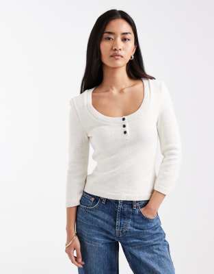 ASOS DESIGN - Henley-Strickpullover in Ecru mit U-Ausschnitt-Weiß