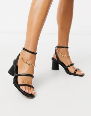 ASOS DESIGN - Herbie - Sandalen mit mittelhohem Absatz und Kettendetail in Schwarz