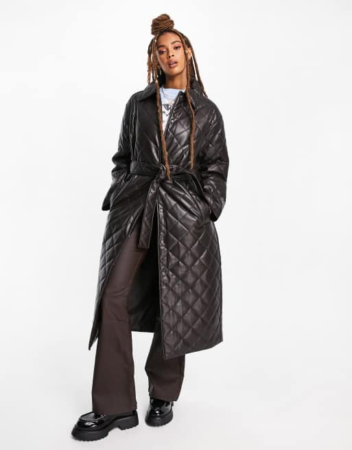 ASOS DESIGN – Hero – Brun kviltad trenchcoat i läderimitation