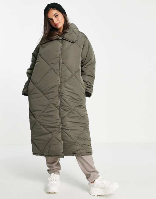 ASOS DESIGN – Hero – Mörkgrå kviltad maxi-kappa i oversize, 3 av 4