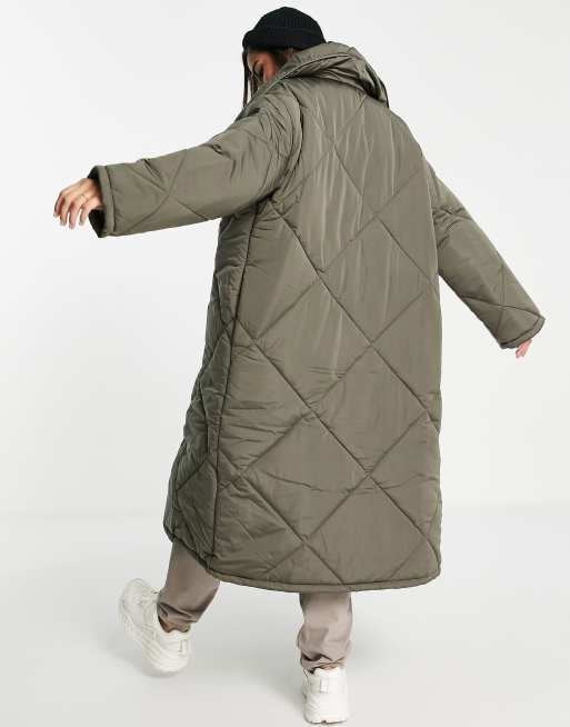 ASOS DESIGN – Hero – Mörkgrå kviltad maxi-kappa i oversize, 4 av 4