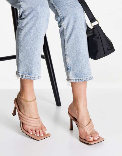 ASOS DESIGN - Herring - Gewatteerd teensandalen met hak in champignon