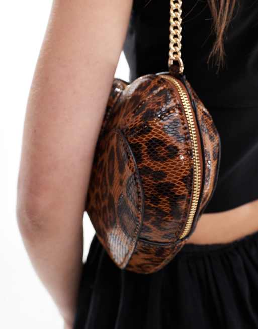 ASOS DESIGN Herzformige Schultertasche in Braun mit Leopardenmuster und Kettenriemen