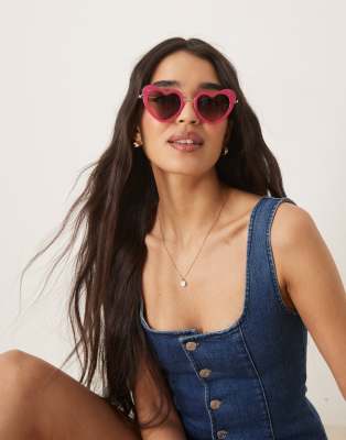 ASOS DESIGN - Herzförmige Sonnenbrille in Rosa