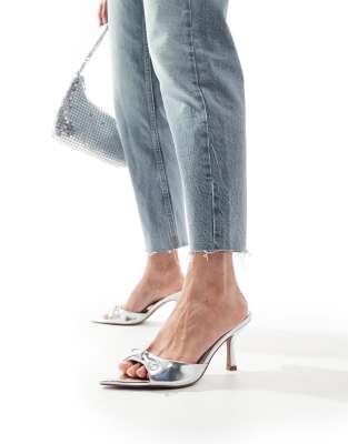 ASOS DESIGN - Heyday - Mules in Silber mit spitzer Sohle, Absatz und Schleifendetail