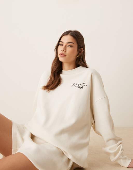 ASOS DESIGN - Hibernation Mode - Pyjamaset met sweatshirt en short met grafische print in crème, 3 van 4