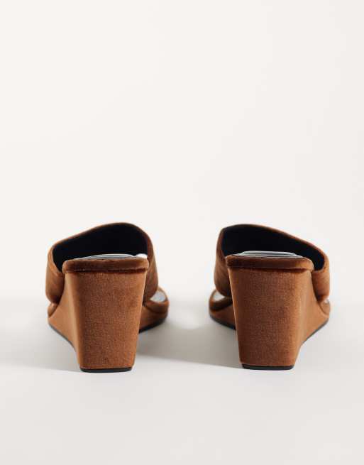 ASOS DESIGN Hiccup sandales compensées à entre-doigt en velours ambré, 4 de 5