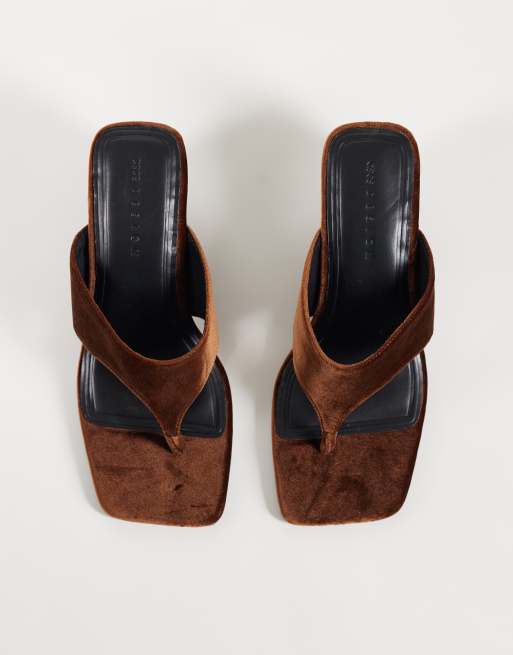 ASOS DESIGN Hiccup tåstrop-kilesandaler i ravfarvet velour, 2 af 5