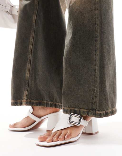 ASOS DESIGN - Hickery - Sandali medi stile infradito con tacco largo e dettaglio fibbia bianchi