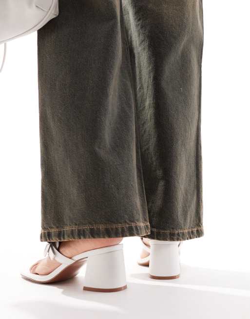 ASOS DESIGN – Hickery – Vita sandaler med tårem, spänne och halvhög blockklack, 3 av 4