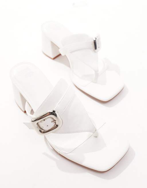 ASOS Design – Hickery – Zehenstegsandalen in Weiß mit Blockabsatz und Schnallendetail, 2 von 4