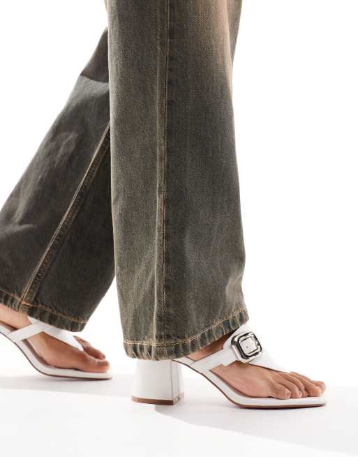 ASOS Design – Hickery – Zehenstegsandalen in Weiß mit Blockabsatz und Schnallendetail, 4 von 4