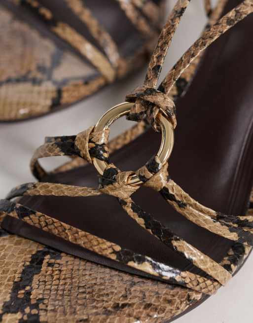 ASOS DESIGN – Hideaway – Riemchen-Sandaletten in Hellbraun mit Schlangenmuster, Ringdetail und Kitten-Absatz, 3 von 4