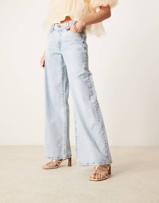 ASOS DESIGN – Hideaway – Riemchensandalen in Gold mit Beinschnürung und mittelhohem Blockabsatz, 3 von 4