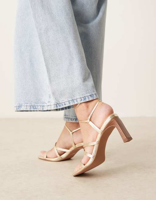 ASOS DESIGN - Hideaway - Sandalen met halfhoge hak en strikbanden in goud, 2 van 4