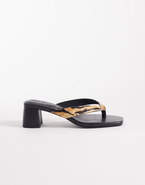 ASOS DESIGN – Hideout – Hochwertige Sandalen aus Leder mit Zehensteg mit Tigermuster und Blockabsatz - view 1