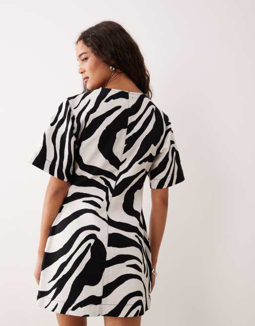 ASOS DESIGN - High Break Point - Robe courte à manches courtes en jean avec motif zébrures, 4 de 4